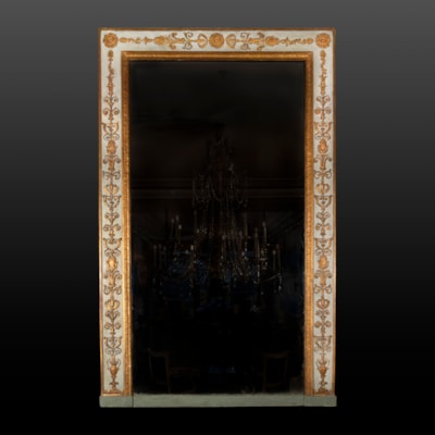 Important miroir en bois sculpté, doré et peint, à motif de rinceaux, candélabres et rosaces, Italie du nord, début XIXème (hauteur 190 cm, largeur 120 cm)